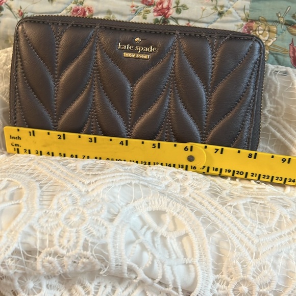 KATE SPADE QUILTED GUN METAL GRAY ZIPPY WALLET NWT - Picture 7 of 9